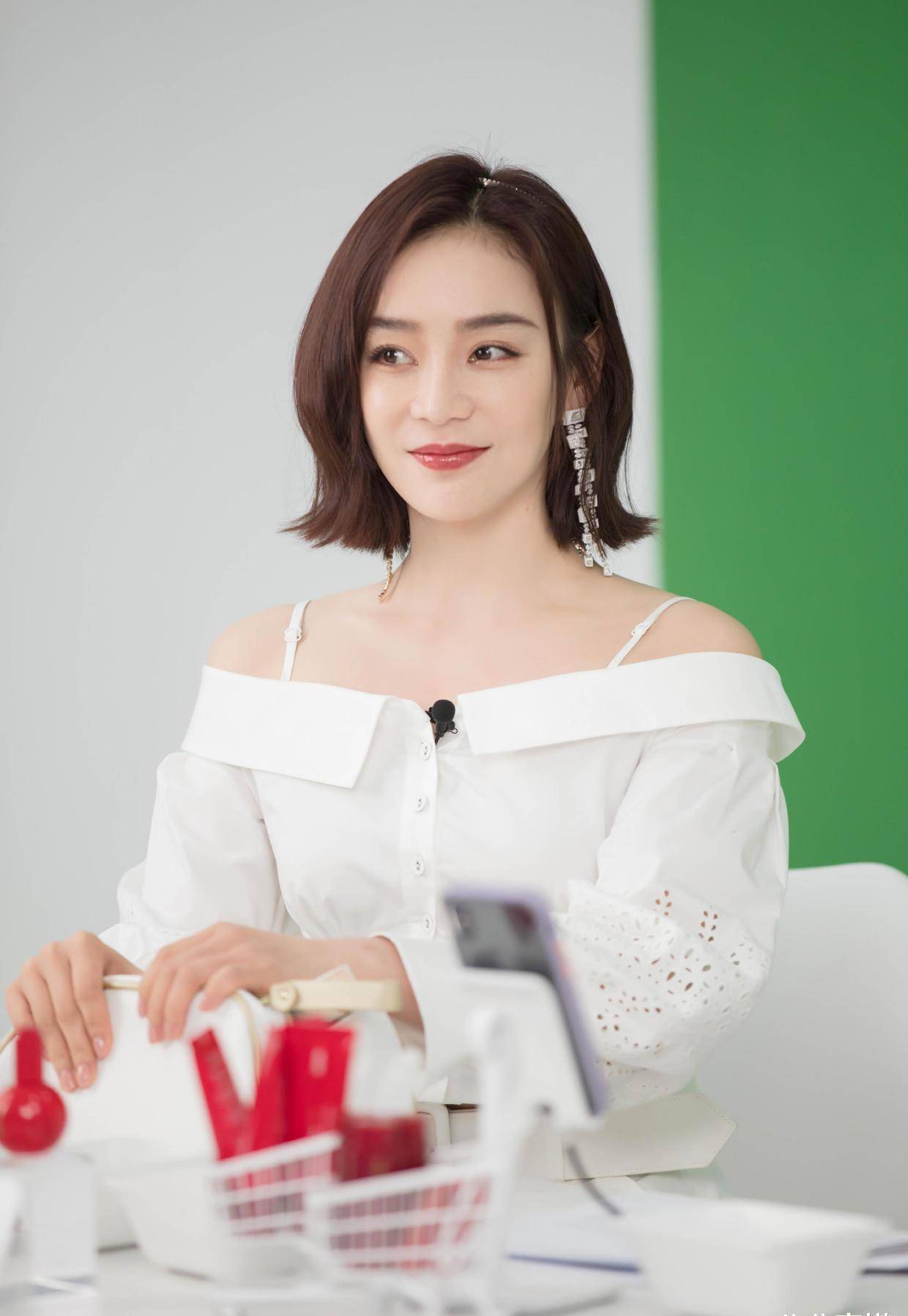 袁姗姗越来越美了,穿紫色露脐开衫配拼接牛仔裤,减龄又甜美_身材_时尚