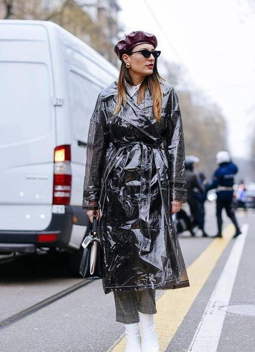 "雨衣"外穿这么好看?今年流行的"pvc塑料衣",时髦有个性