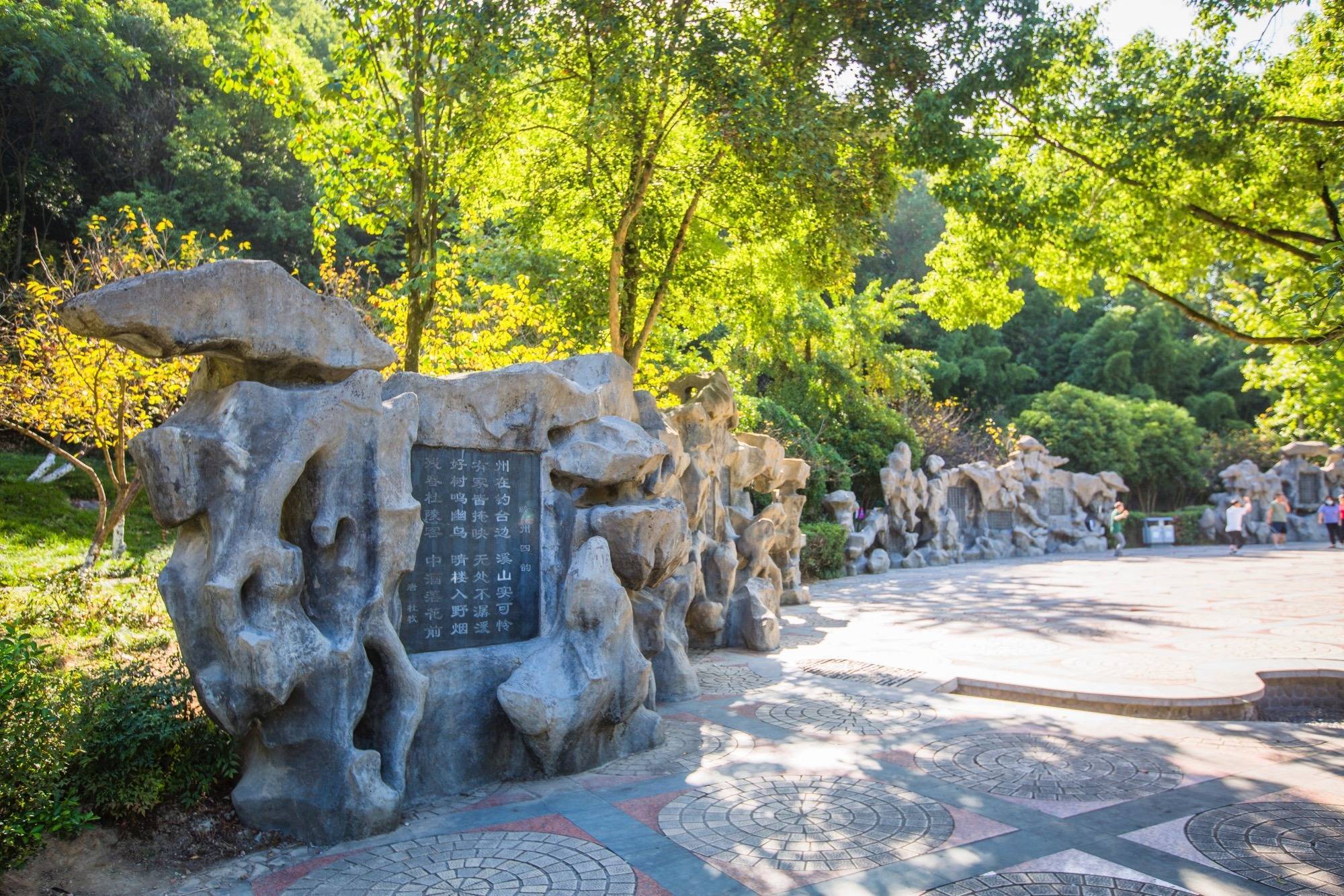 杭州建德有一座白沙公园,环境优美,是市民休闲散心的好去处
