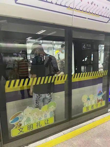 “地铁”上海地铁惊险一幕！男子“冲门”被卡屏蔽门无法动弹，幸亏......