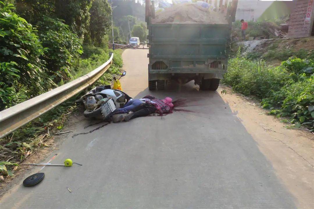 飞由于林某驾驶的摩托车失控倒地在超车过程中2022年4月6日14时12分许