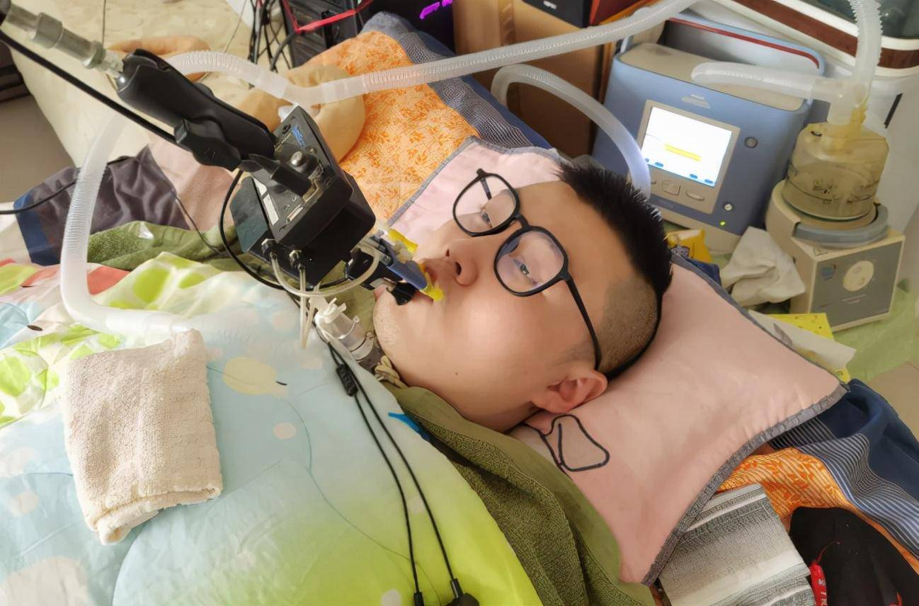 2013年,90后消防员朱铭骏高位截瘫,靠呼吸机续命,如