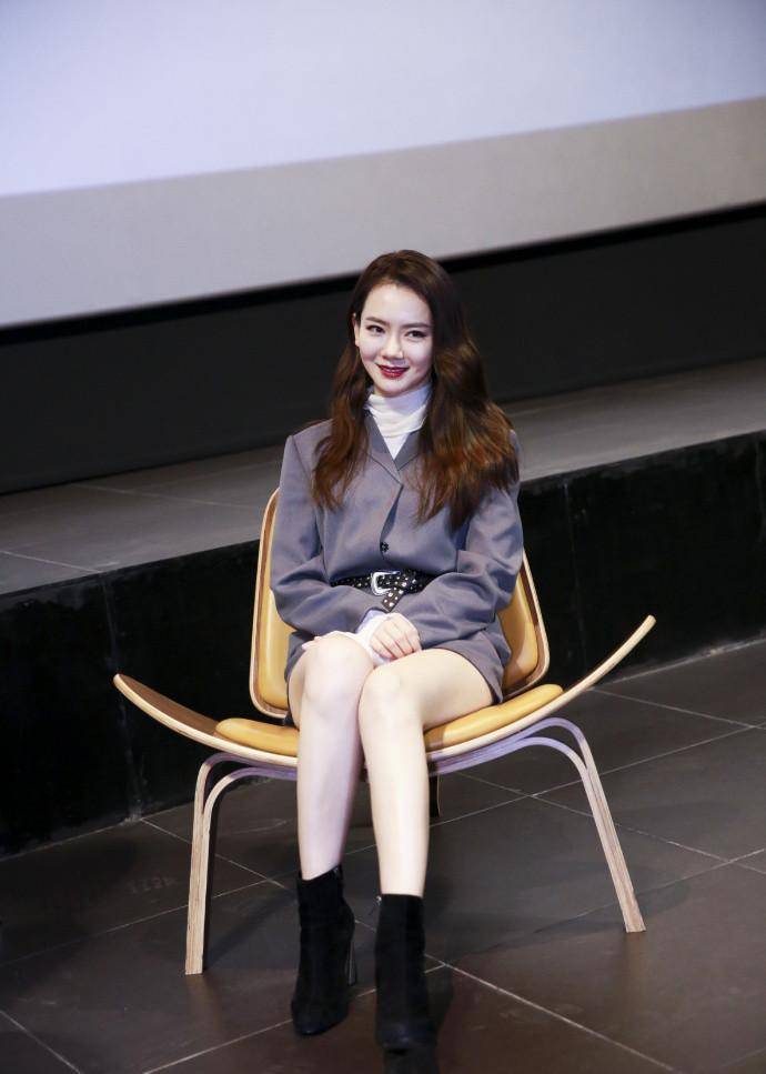 短款上衣内搭连体泳衣,戚薇的身材真的是超好,这腿