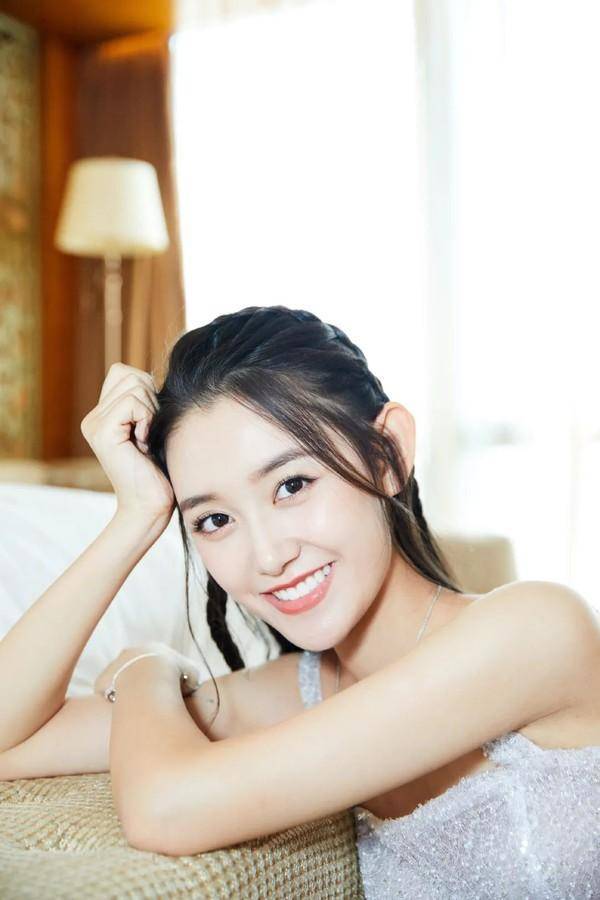 00后小花开始抢80后女明星饭碗啦?前浪到底有没有被拍在沙滩上?
