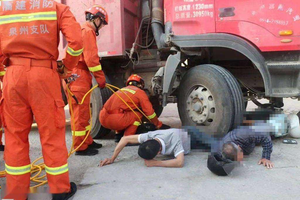 [紧急] 事发泉州!土方车与电动车相撞,两男子被卷入车轮下.