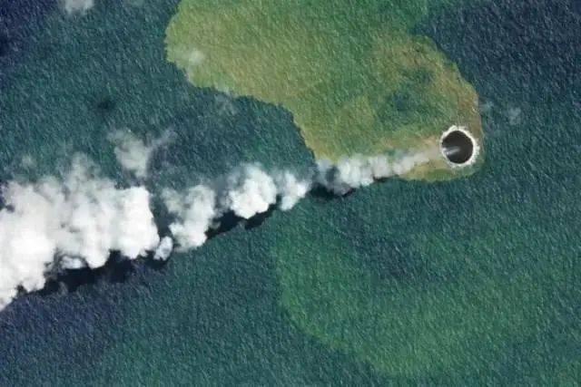 海底火山喷发，岩浆和火山灰形成一座小岛
