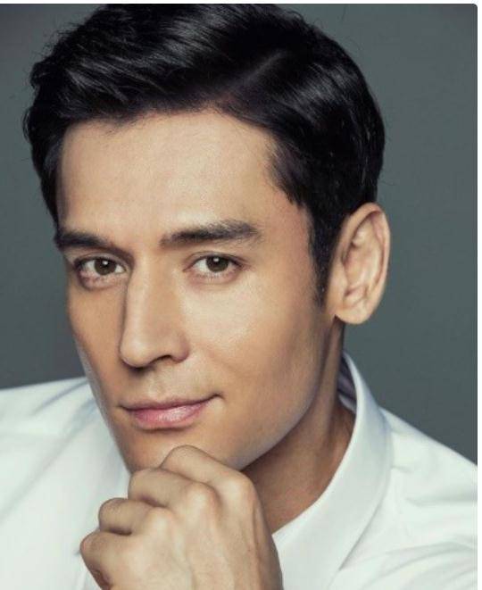 男星朱利安姜公开恋情,认爱小19岁女友,同框无年龄差被赞配一脸_娱乐