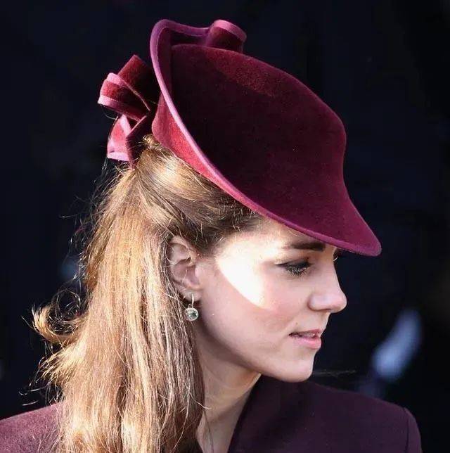 公主在2011年出席威廉王子和凯特王妃的婚礼时,她们姐妹俩戴的帽子在