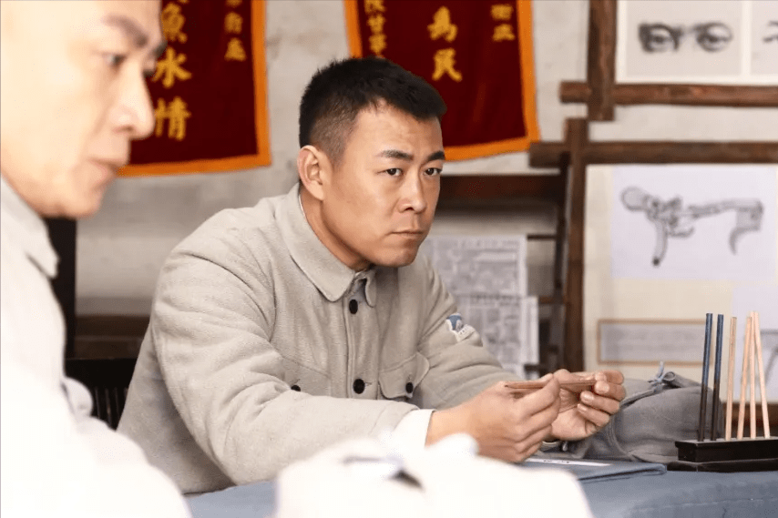 侯勇在话剧团工作但是都是一些小角色,也出演了很多电视剧但是一直不