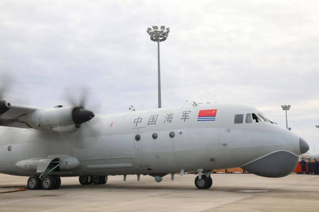 海軍航空兵某團鐵翼飛旋,依次出航兩架固定翼反潛巡邏機近日,海南某