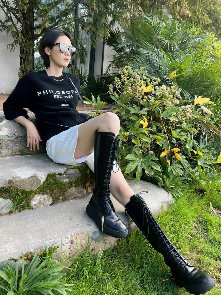 童瑶分享秋游绿意随拍 短发搭配长靴造型大气_黑色_童瑶_绿意