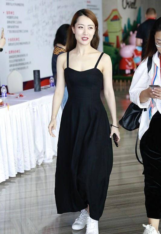 不愧是"玉漱公主",白冰穿黑色的裙子,都穿的这么的可爱_效果_时候