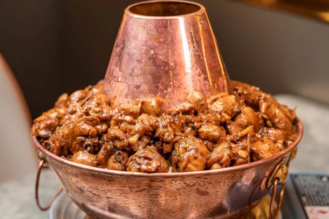 秋日新品火锅鸡系列上新,铜锅搭配卡磁炉的别样风味,吃完上面的肉肉