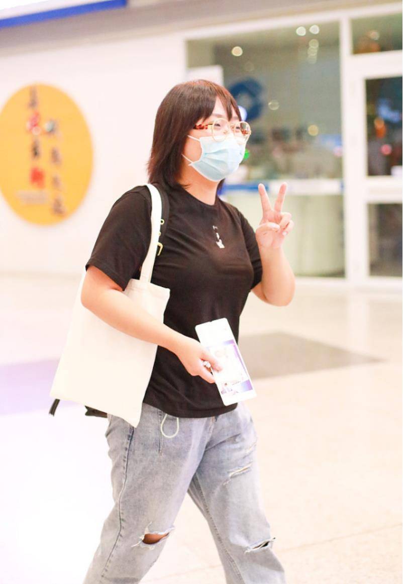 网红李雪琴现身机场真朴实,一身t恤配牛仔裤,和她人设更相符_服装