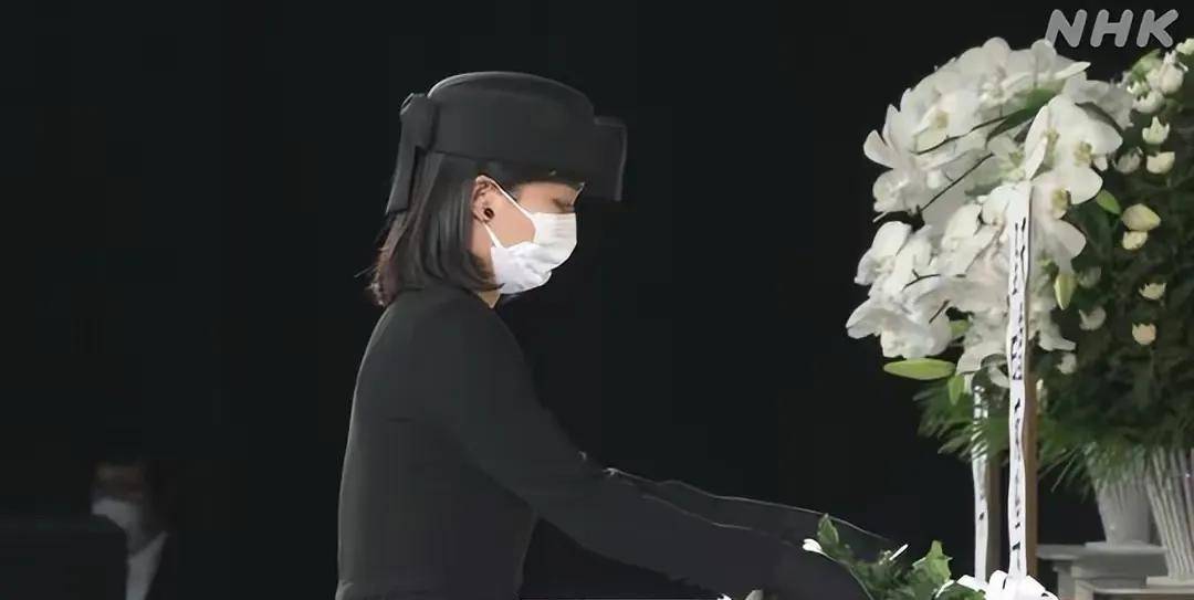 安倍葬礼妻子哭成泪人!