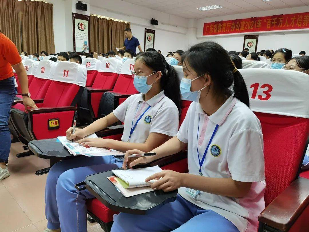 校园无艾"惠东县艾滋病防治宣传教育进校园活动在惠东县实验中学开展