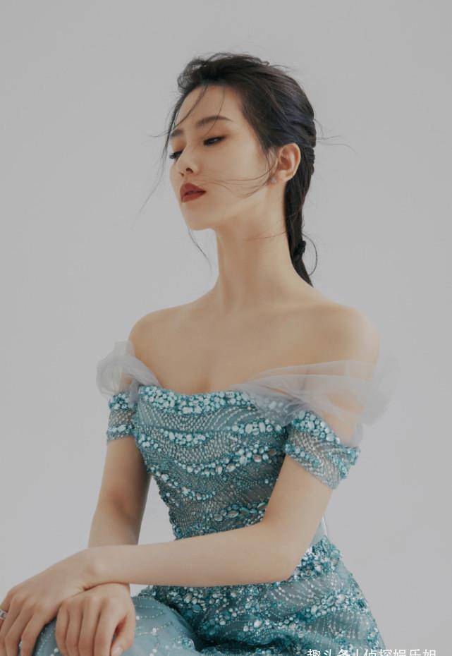 刘诗诗着露肩礼服裙秀婀娜身材,天鹅颈直角肩太绝了_模样_时尚_发型