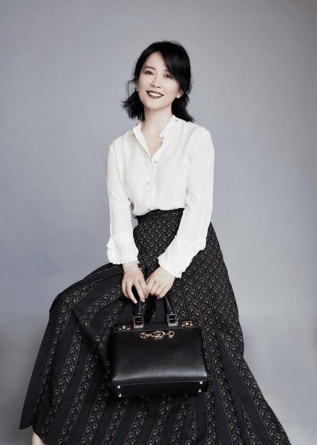 俞飞鸿真不会让人失望,亮相活动再现惊艳造型,穿玫红色裙状态好_方式