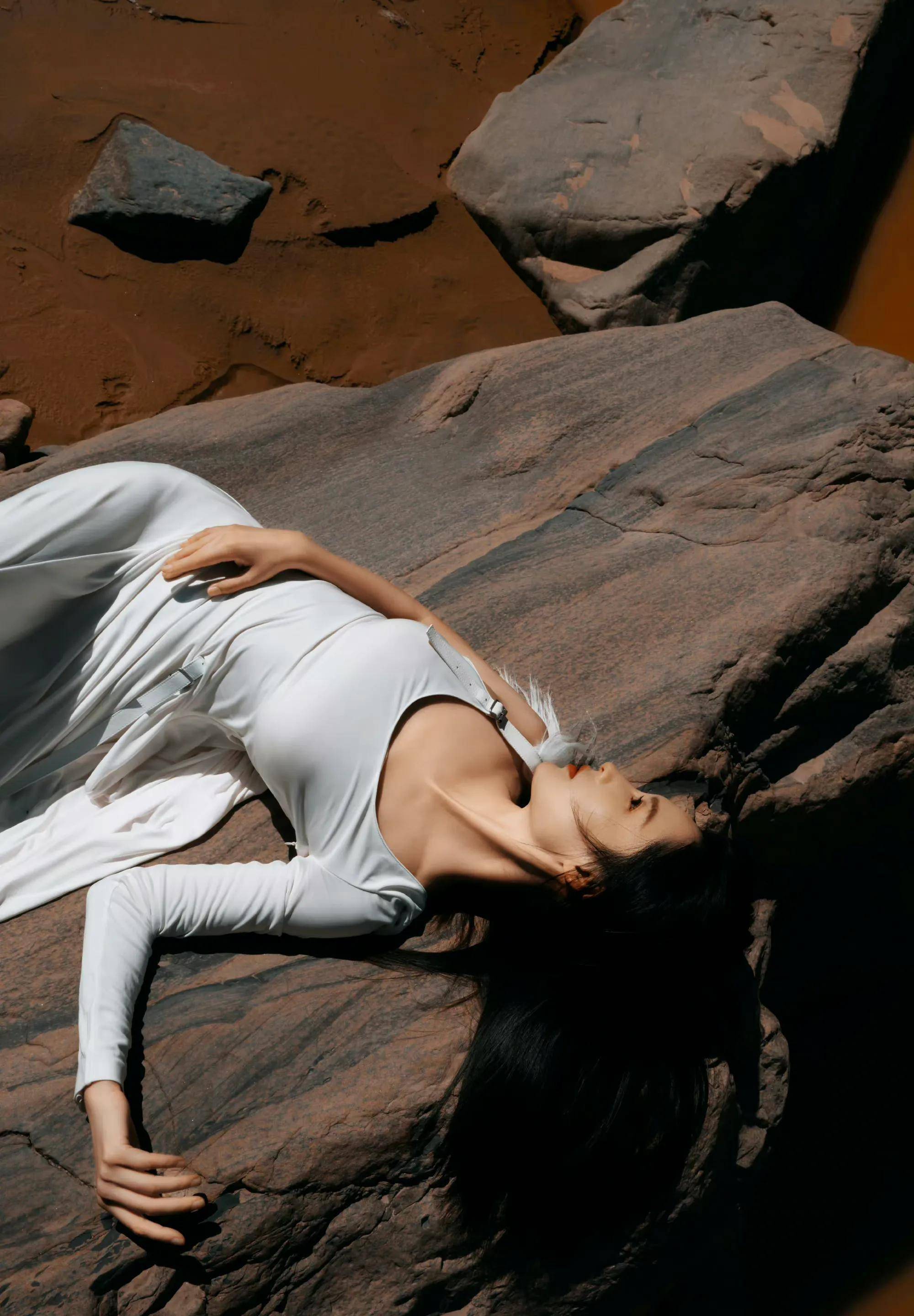 李沁自然之境双生花大片,白月光与红玫瑰相碰撞,演绎清冷与炙热_一身