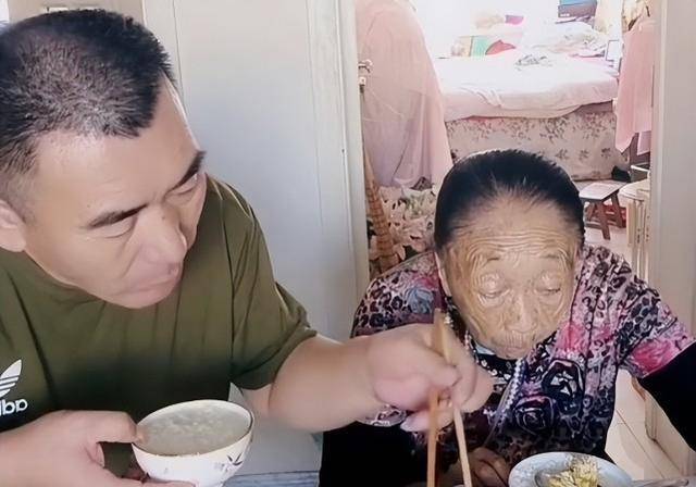 李玉成吐槽她太馋,回怼活不了几年了_小孩_老爷爷_视频