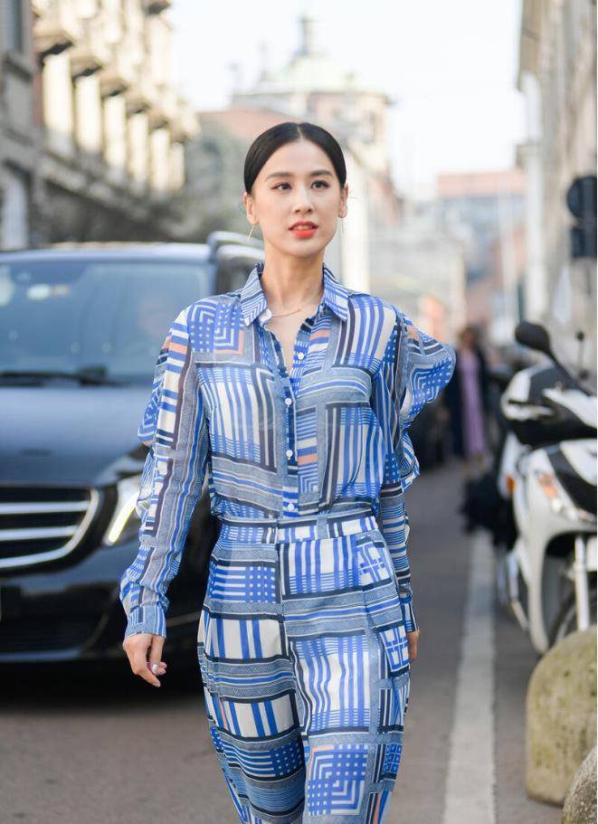 黄圣依不愧是豪门阔太,一套蓝色休闲装,在她身上能有"高定感"_服饰