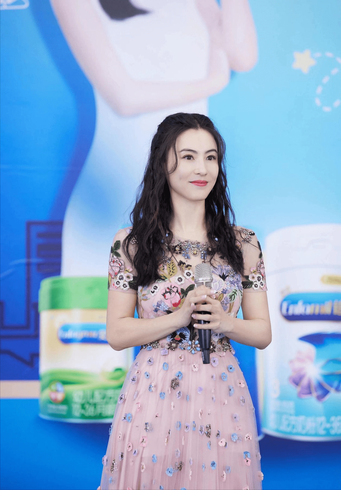 张柏芝美得宛若仙子,一身粉色刺绣纱裙甜美娇俏,卷发披肩好优雅_花朵