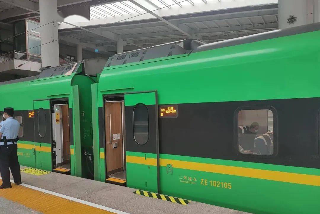 列车_动车_旅客