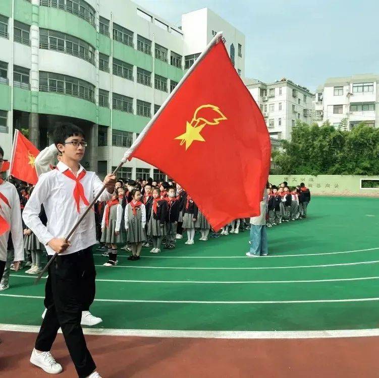 领巾飞扬 追逐梦想——盐城景山小学新队员入队仪式_队旗_少先队员_共产主义