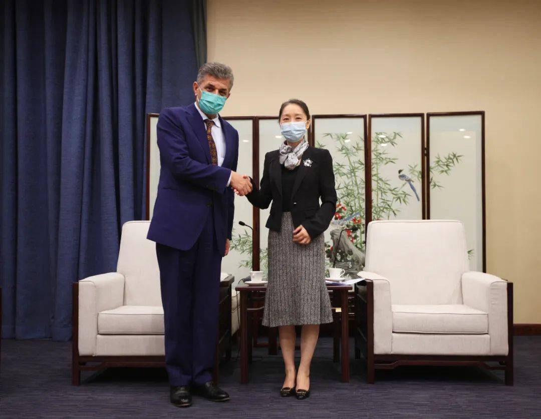 外交部领事司司长吴玺会见叙利亚驻华大使哈桑内