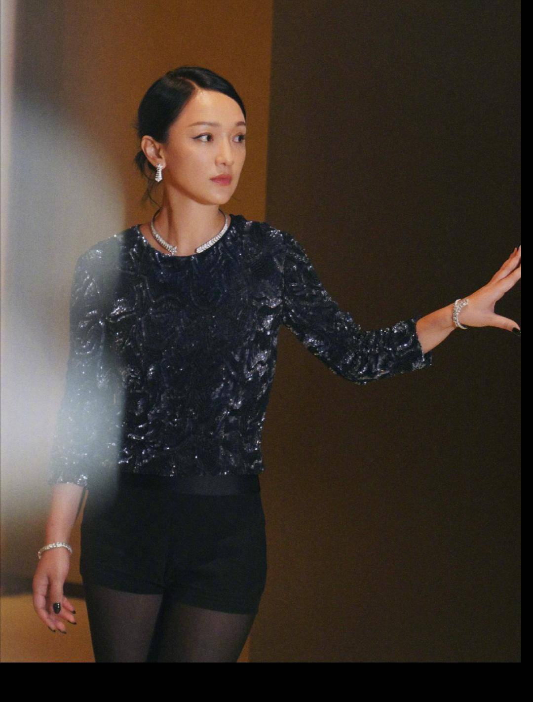 周迅穿衣变大胆了,黑纱上衣配皮裤又美又仙,穿上丝袜更撩人了_黑色