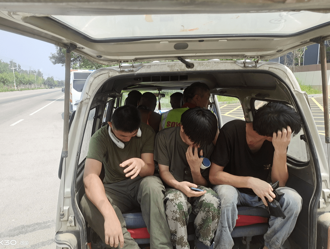 【百日行动】"挤一挤" 超员面包车上路_王某春_进行了_机动车