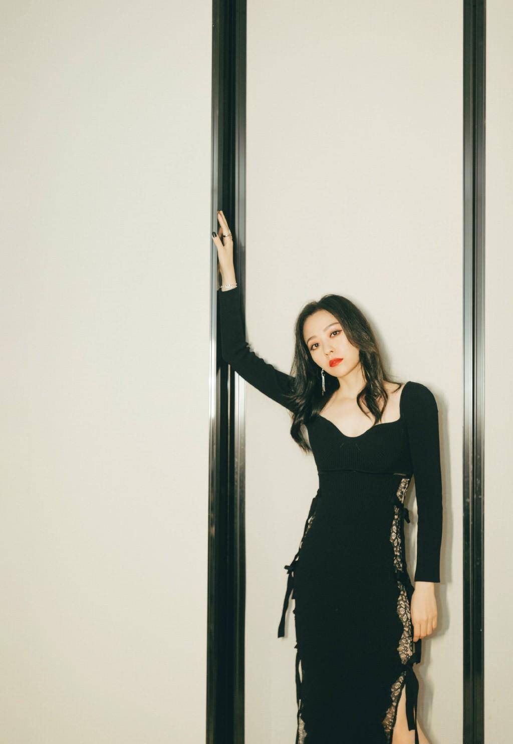 张靓颖人美歌红又会穿!一袭黑色连衣裙精致高贵,气质真不是吹的_时尚_