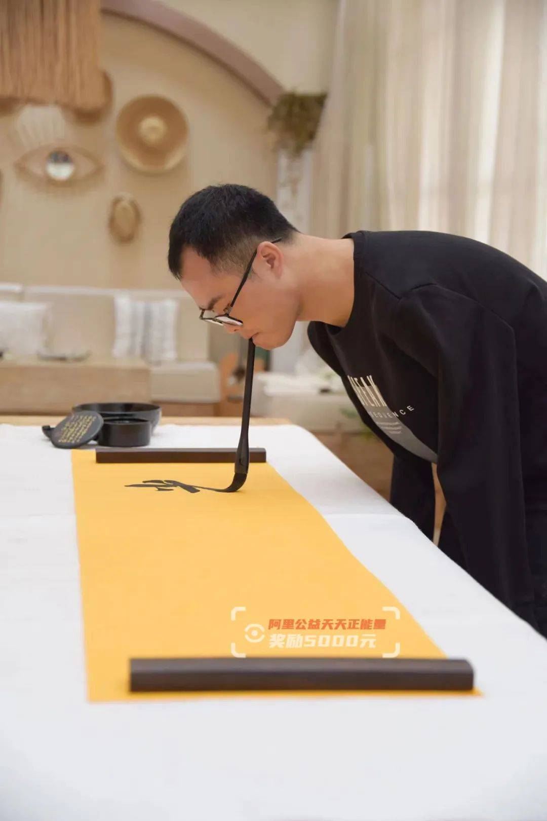 小伙失去双臂却成了书法大牛,他还想帮助更多人_何子龙_工作_直播