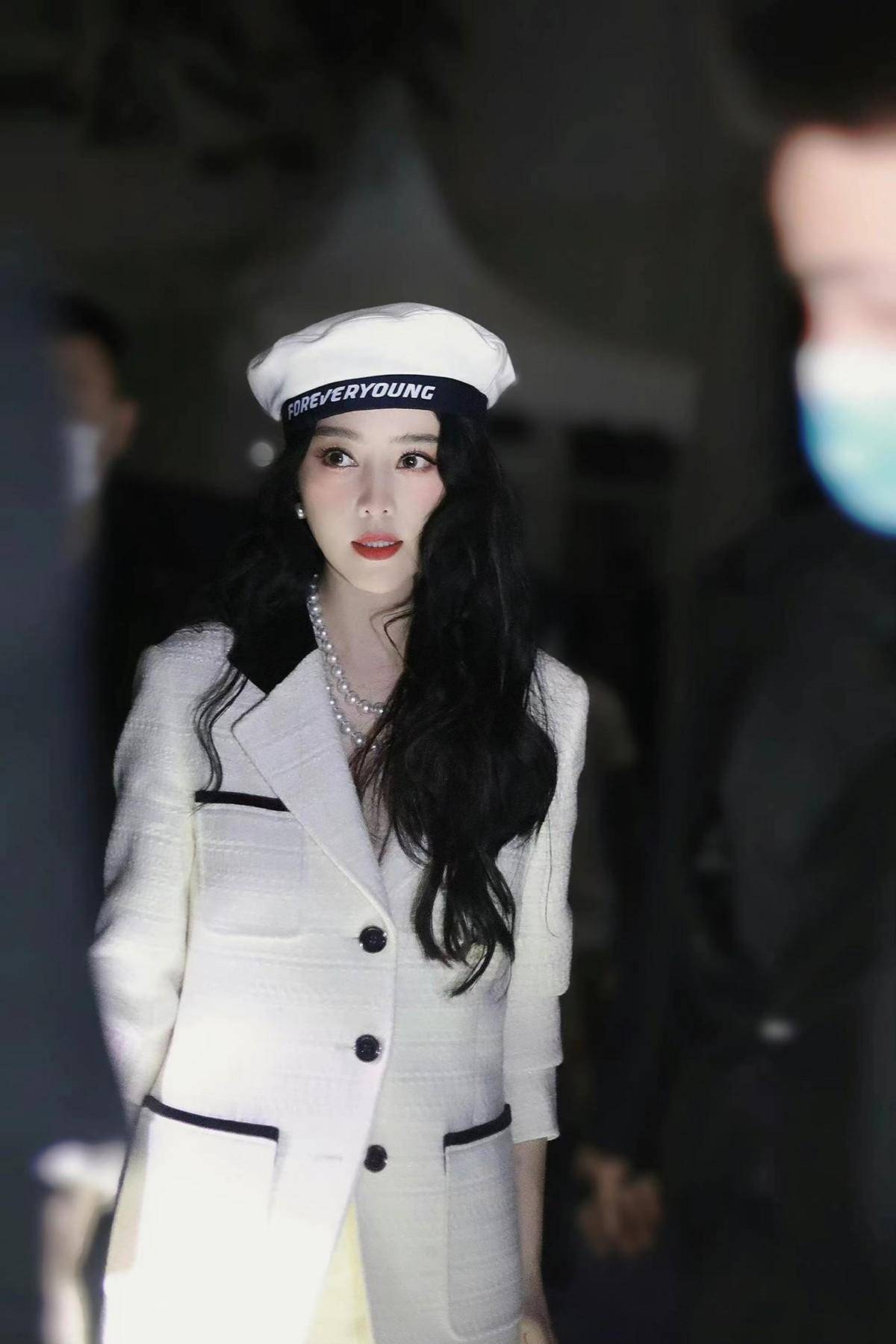 穿小香风高调亮相,巨星气场不减当年_造型_贝雷帽_风格