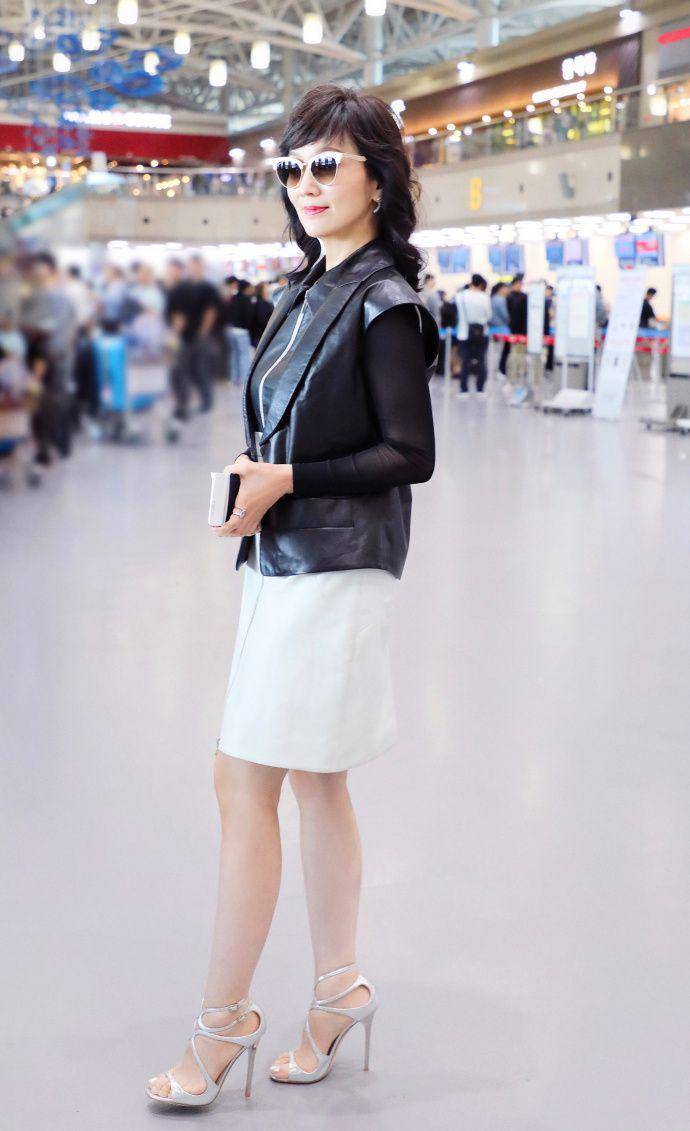 赵雅芝没打针也没修图,就凭穿着端庄优雅,比动脸扮嫩的强太多!