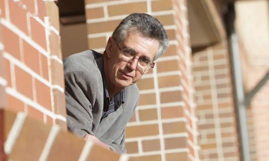 澳洲育儿专家史蒂夫·比达尔夫也非常关注女孩的情绪及心理健康问题.