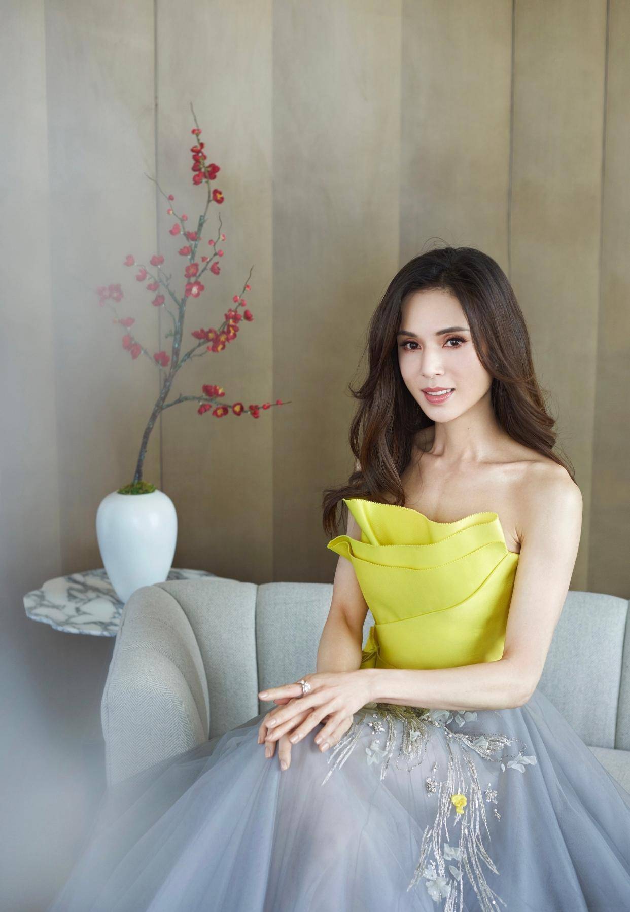 李若彤54岁时尚犹存,荧光黄抹身材裙窈窕迷人,不愧是最美小龙女_look