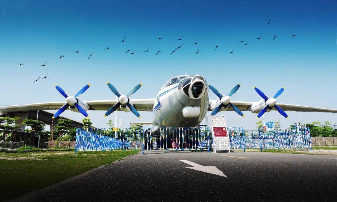 湛江市坡头区奥林匹克体育中心侧,园区有陆军,空军退役装备展区和海军