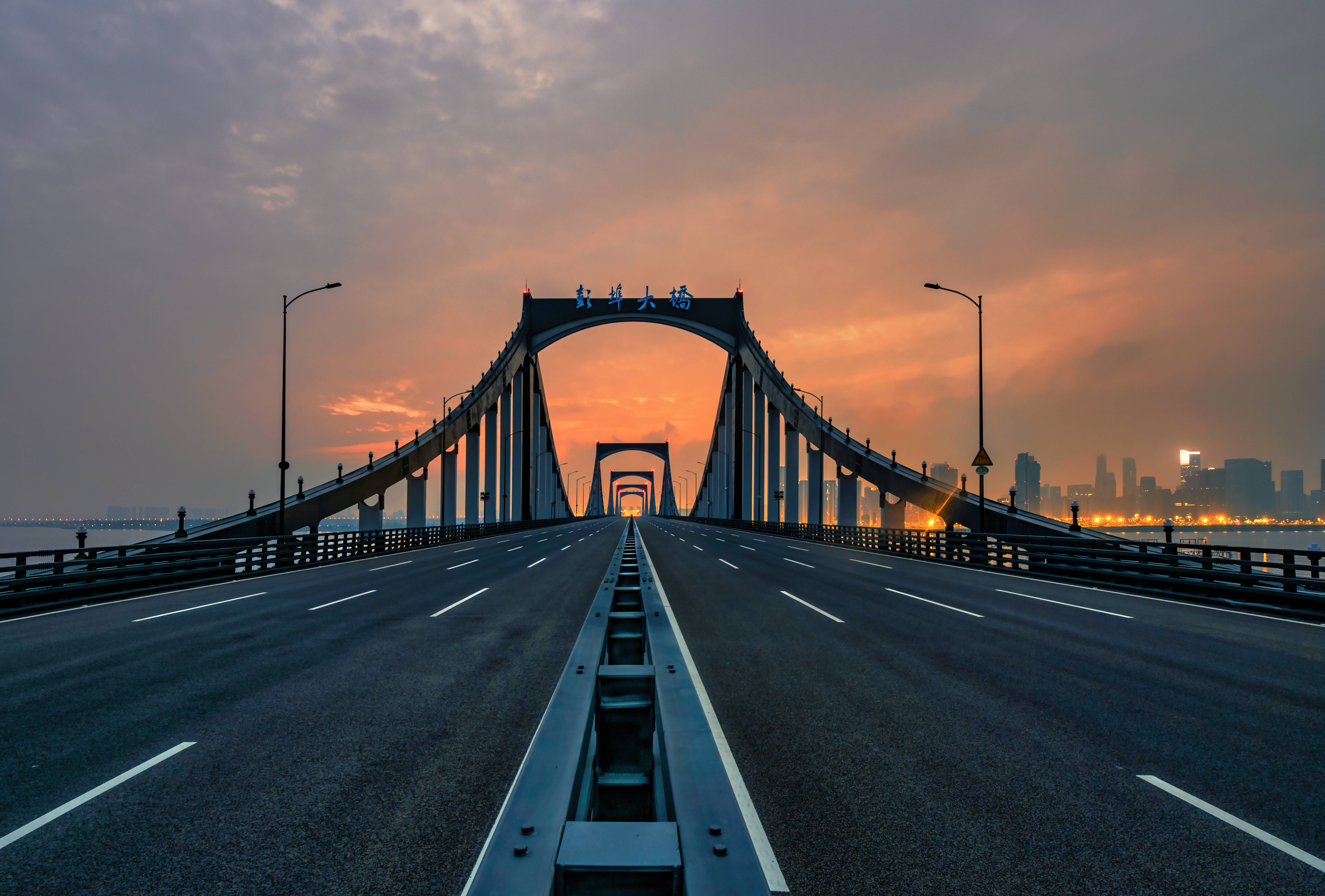 国内首座多跨长联公轨两用钢桁梁桥——彭埠大桥正式通车