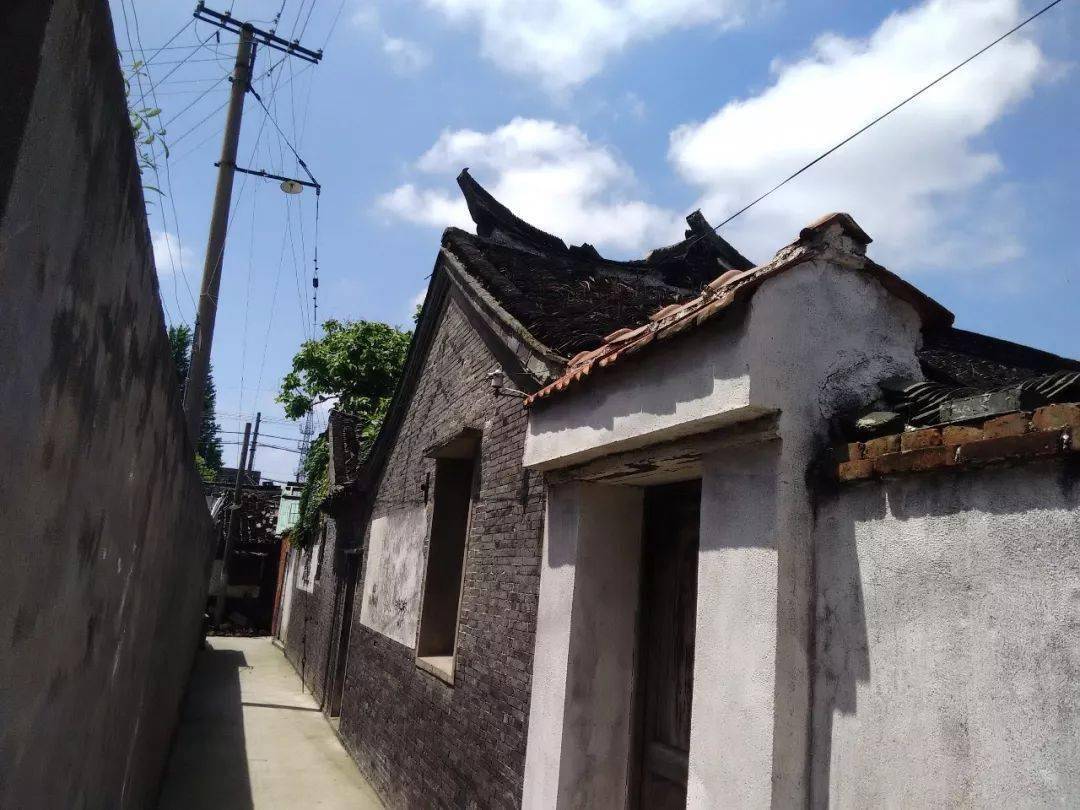 随着原住民的迁出,栟茶这条据说千年的老石板街的生命也戛然而止