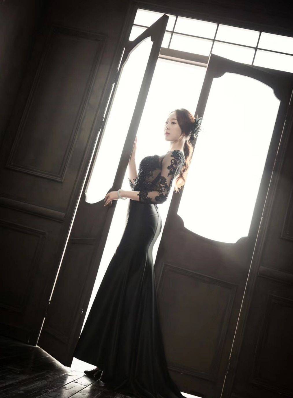 90后击剑美女,对这俩东西过敏,黑色露背长裙,朦胧美感吸睛_秦雪_方面