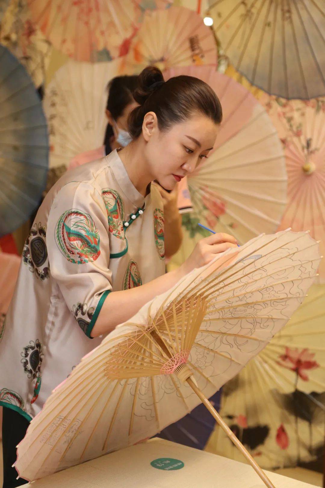 油纸伞手作|非遗匠呈,流光百年的浪漫_余万伦_东方_工艺