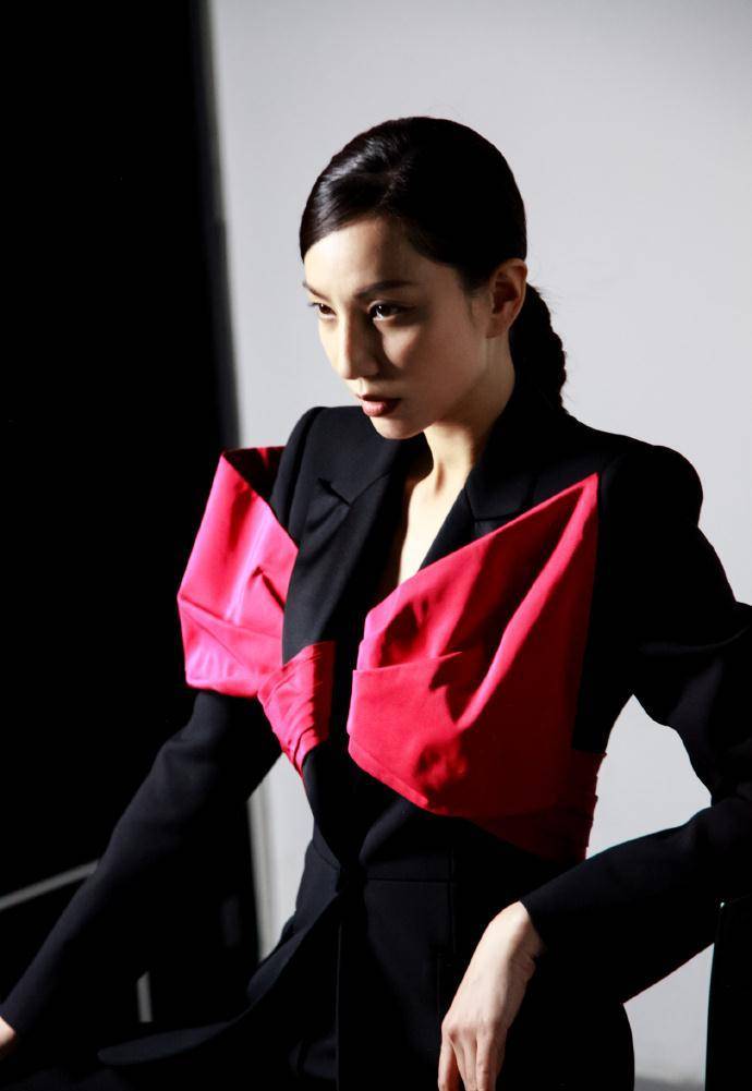 郑希怡最新时尚大片简约高雅,纯色穿搭加上无所谓眼神,气场十足_带着