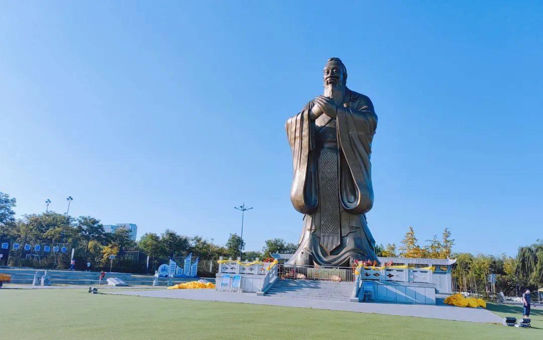 以及孔子周游列国,大型祀孔牌坊,杏坛讲学,论语石雕等地标性建筑,可以