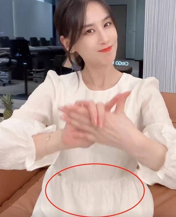 黄圣依跳手势舞,7字文案疑回应离婚风波,穿着宽松被问是否怀孕_意思