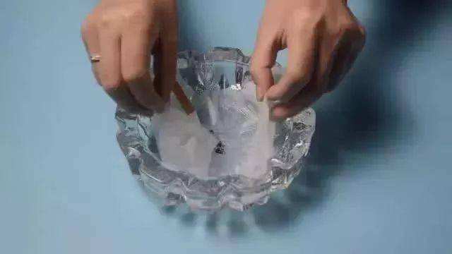 烟灰缸里放一张纸巾,用途真厉害,我也是刚知道,解决了一个难题!