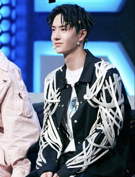 易烊千玺这67"脏辫"打扮太可了,跟王一博比起来,还是差了点味_造型