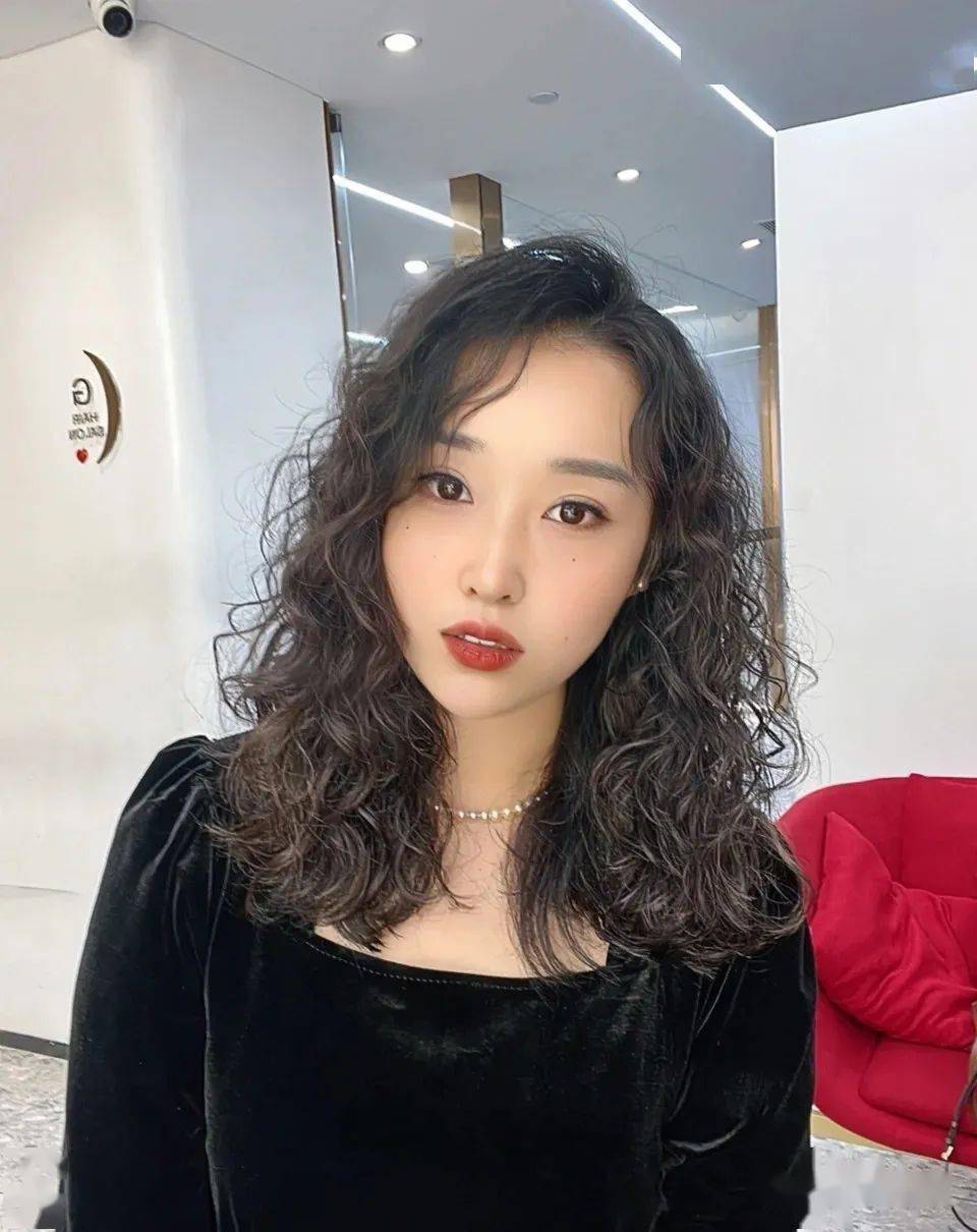 秋天超火爆款烫发"锁骨烫"_发型_妹子_侵权