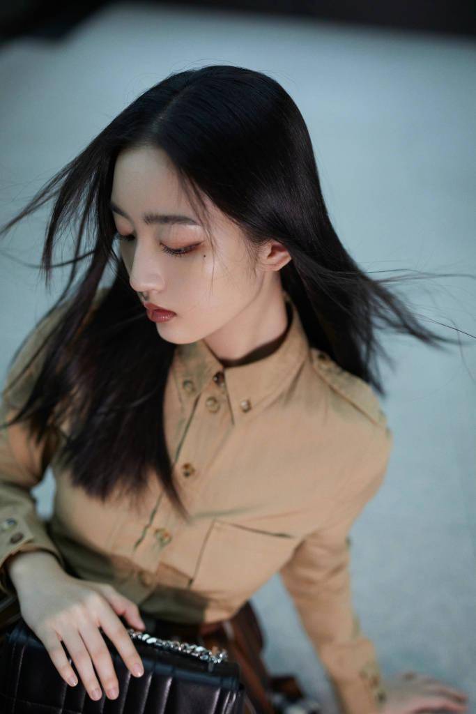 邓恩熙出席精品店开幕活动 拍摄秋日草坪大片韵味十足_品牌_衬衫_活动