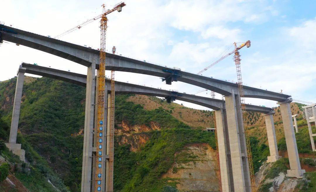 作风革命 效能革命丨永勐高速首座连续刚构桥双幅合龙_河大桥_建设